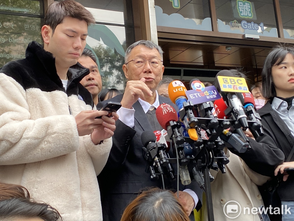 民眾黨總統候選人柯文哲今（21）早赴南門市場拜票。 圖：周煊惠 / 攝