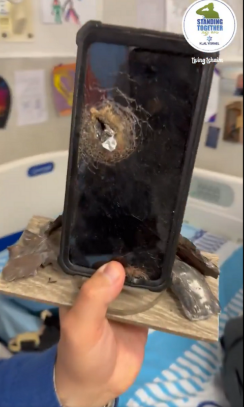 一名以色列士兵在戰場上遭到槍擊，但居然被身上的iPhone在胸口的位置擋下了子彈，讓他成功保命！ 圖：翻攝自X