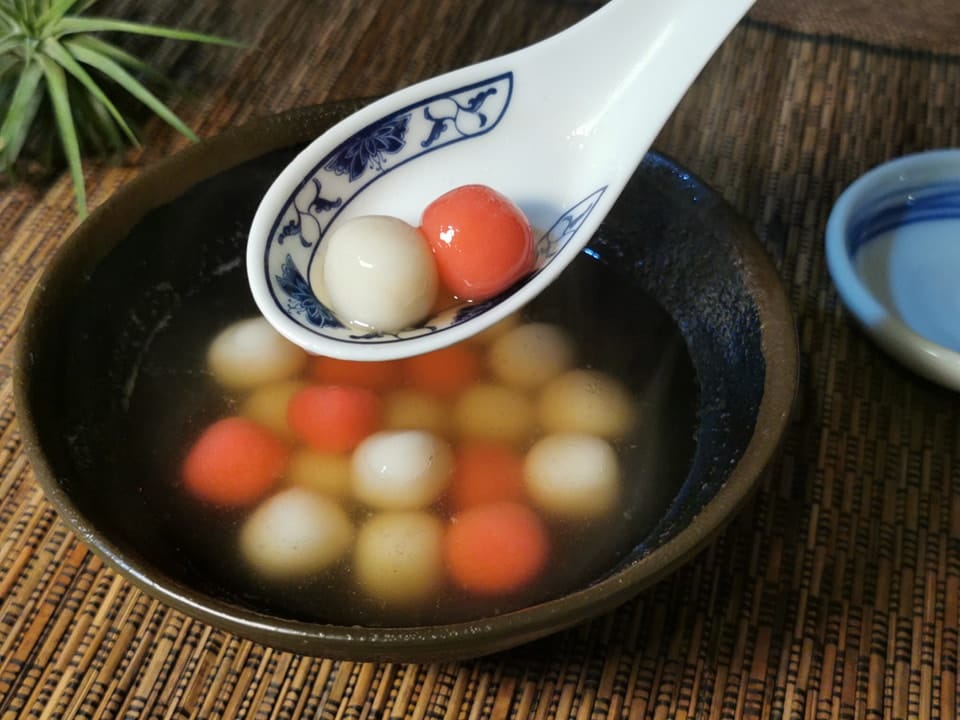 台灣菜研究者林敬富於粉絲頁「甘苦人食堂」上解釋吃「湯圓」典故。 圖：翻攝自甘苦人食堂
