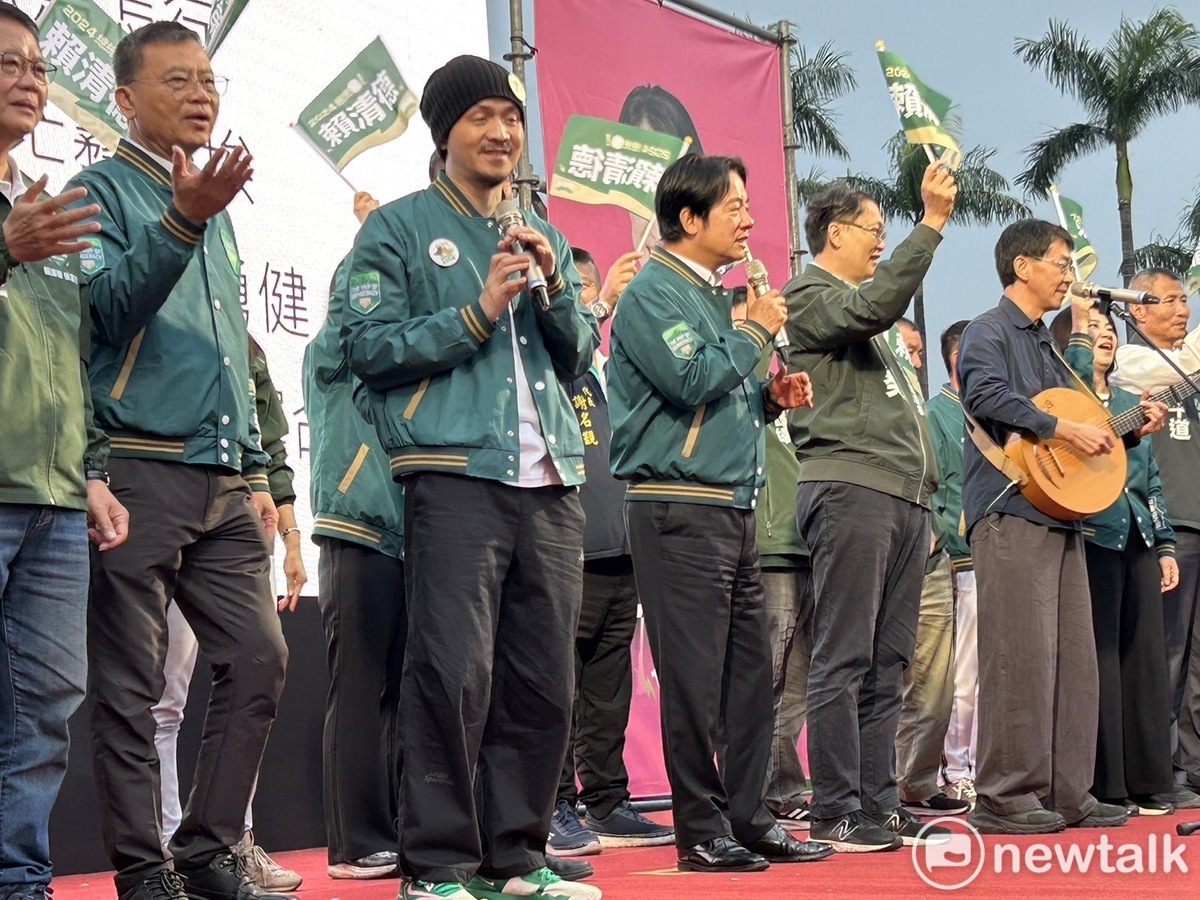 賴清德赴屏東縣出席「唱土地的歌 拼咱的希望」環島拼圖活動，並與林生祥等人合唱。 圖：黃宣尹攝