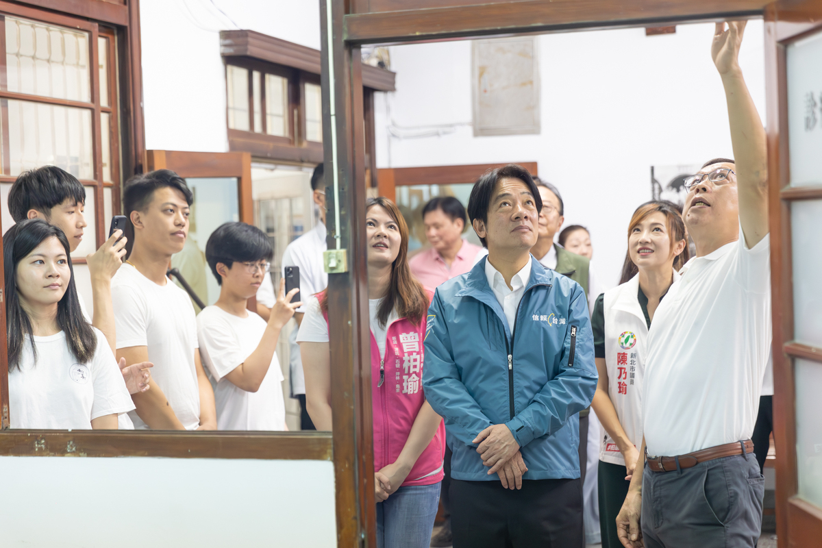 陳乃瑜回憶，賴清德今年8月底時曾到訪新店光明街的陳外科，看到礦區老報紙、舊照片特別有感。 圖：翻攝自陳乃瑜臉書