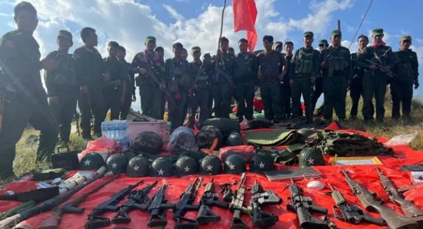 緬甸叛軍繳獲大量的緬軍武器裝備。 圖 : 翻攝自雷姐的機械空間
