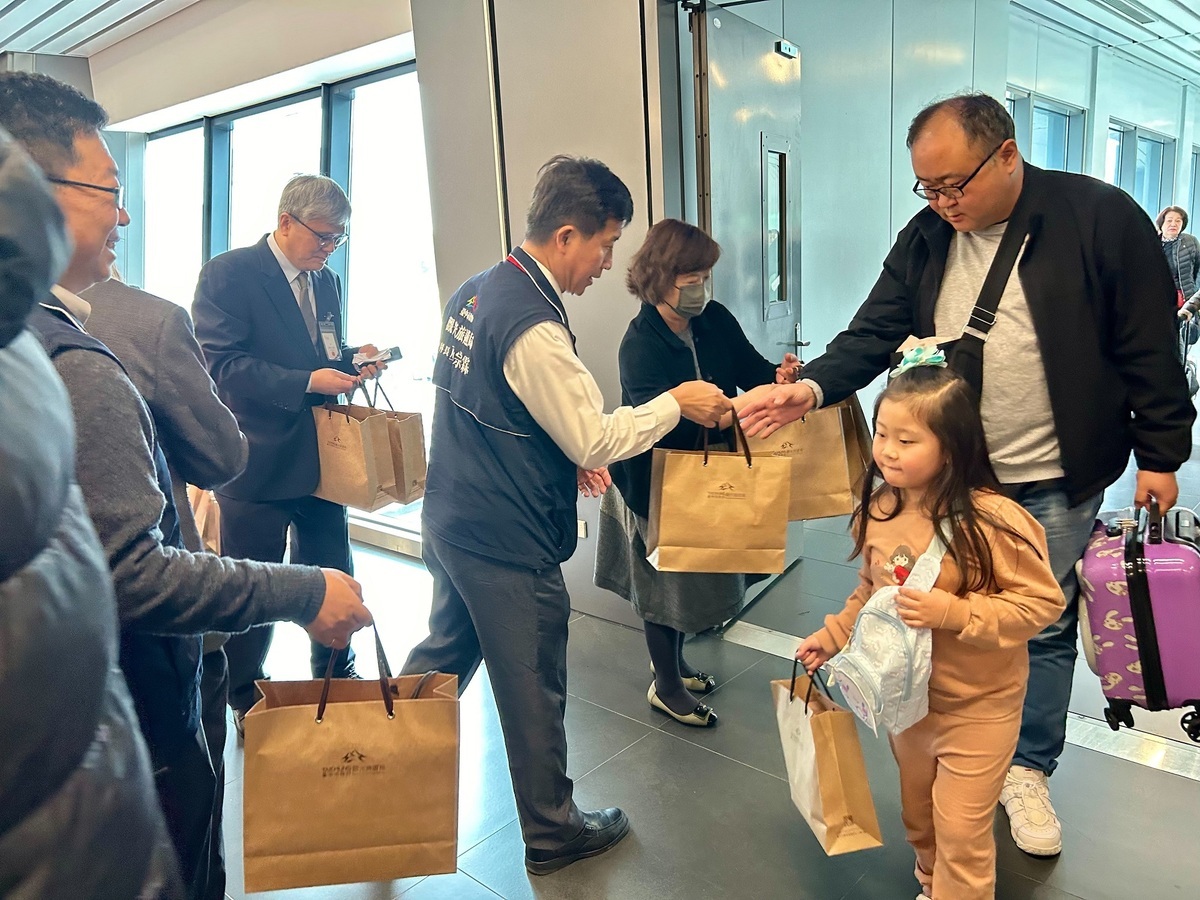 台中市政府觀旅局致贈入境旅客伴手禮。 台中市政府觀旅局/提供