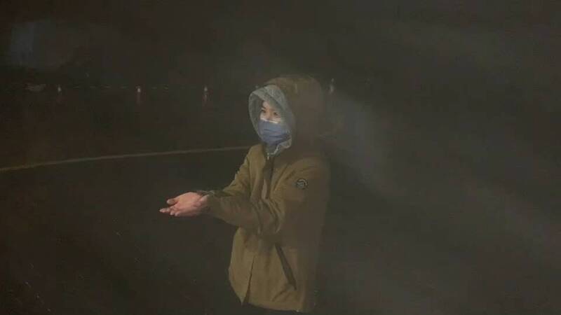 太平山21日晚間下雪，遊客開心賞雪。 圖：林業保育署宜蘭分署提供