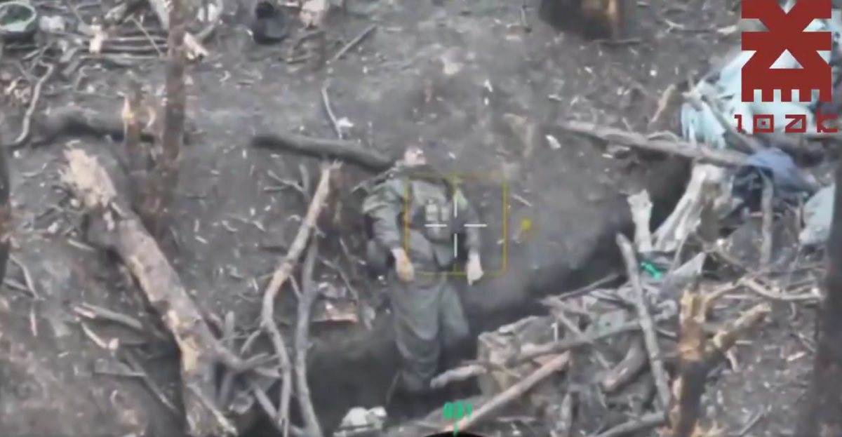 俄軍在烏克蘭阿夫迪夫卡地區發動了浪人衝鋒，烏軍奮力抵抗。從網路影片中可見，大批俄軍的屍體躺在荒野上一動不動。 圖：翻攝自X帳號「@rainbow78521」