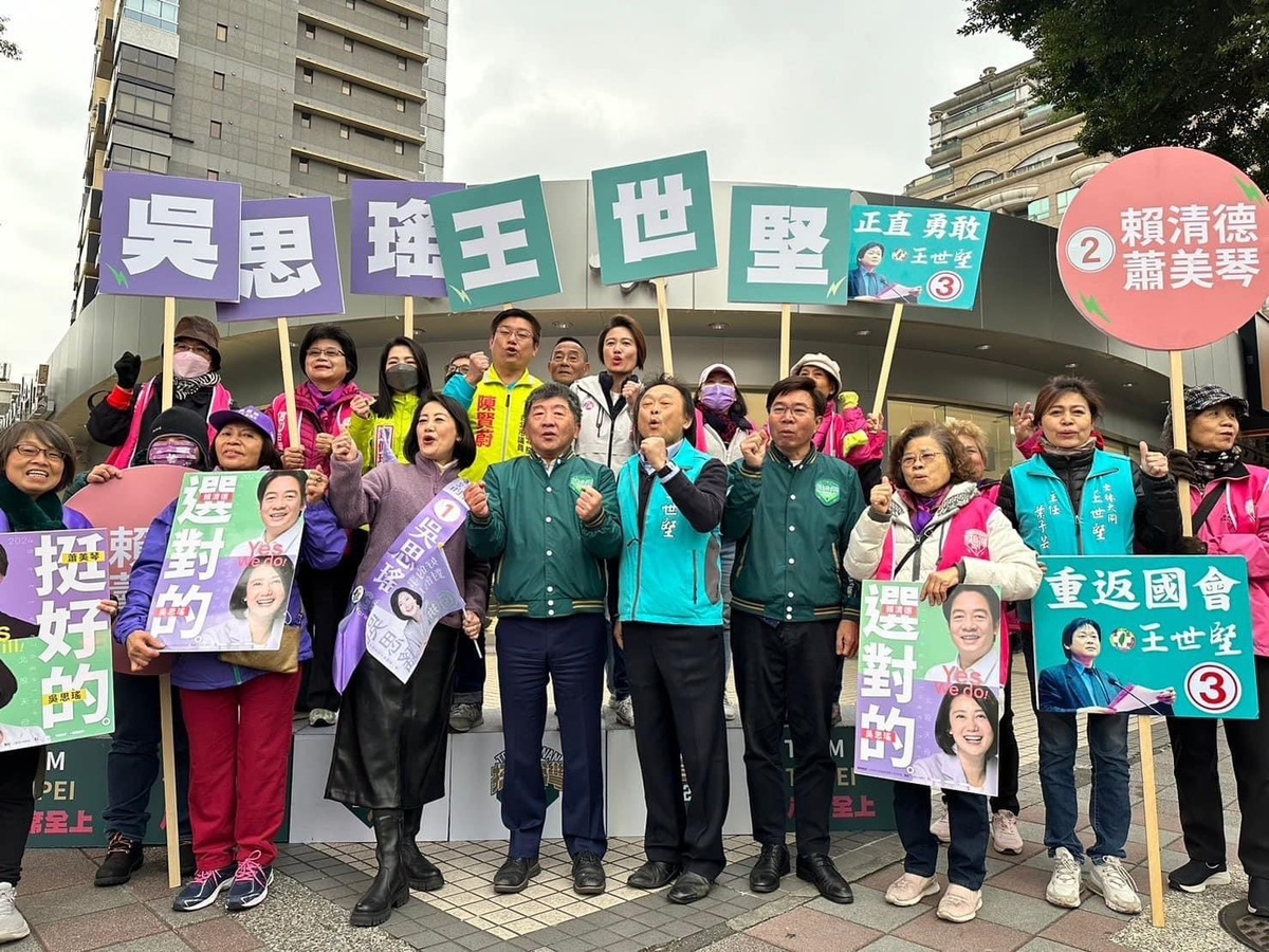 賴清德北市競總主委陳時中一早便陪同立委候選人吳思瑤及王世堅，一同於中山北路五段與中正路站路口，向鄉親們問好及拜票。 圖：吳思瑤 臉書