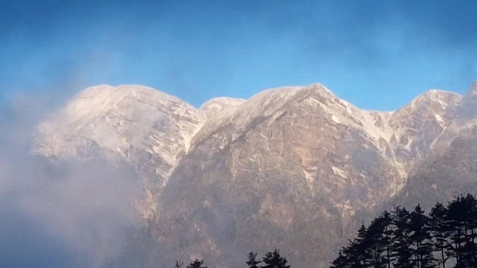 位於北部地區的雪山昨日降下冰霰，稍早也降下白雪，武陵客棧更驚喜拍下主峰蓋上白頭的美景照。 圖：武陵客棧／提供