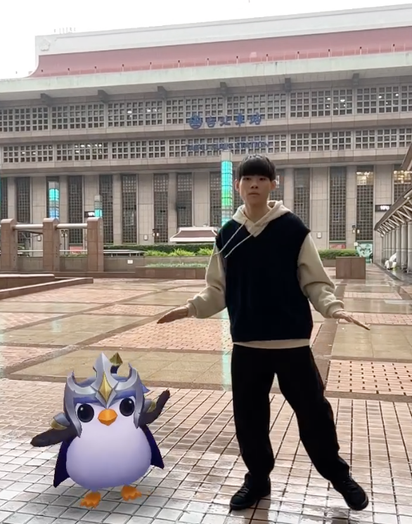 NL站在台北車站前冒雨跳舞，全程都面無表情。 圖：翻攝自NL IG