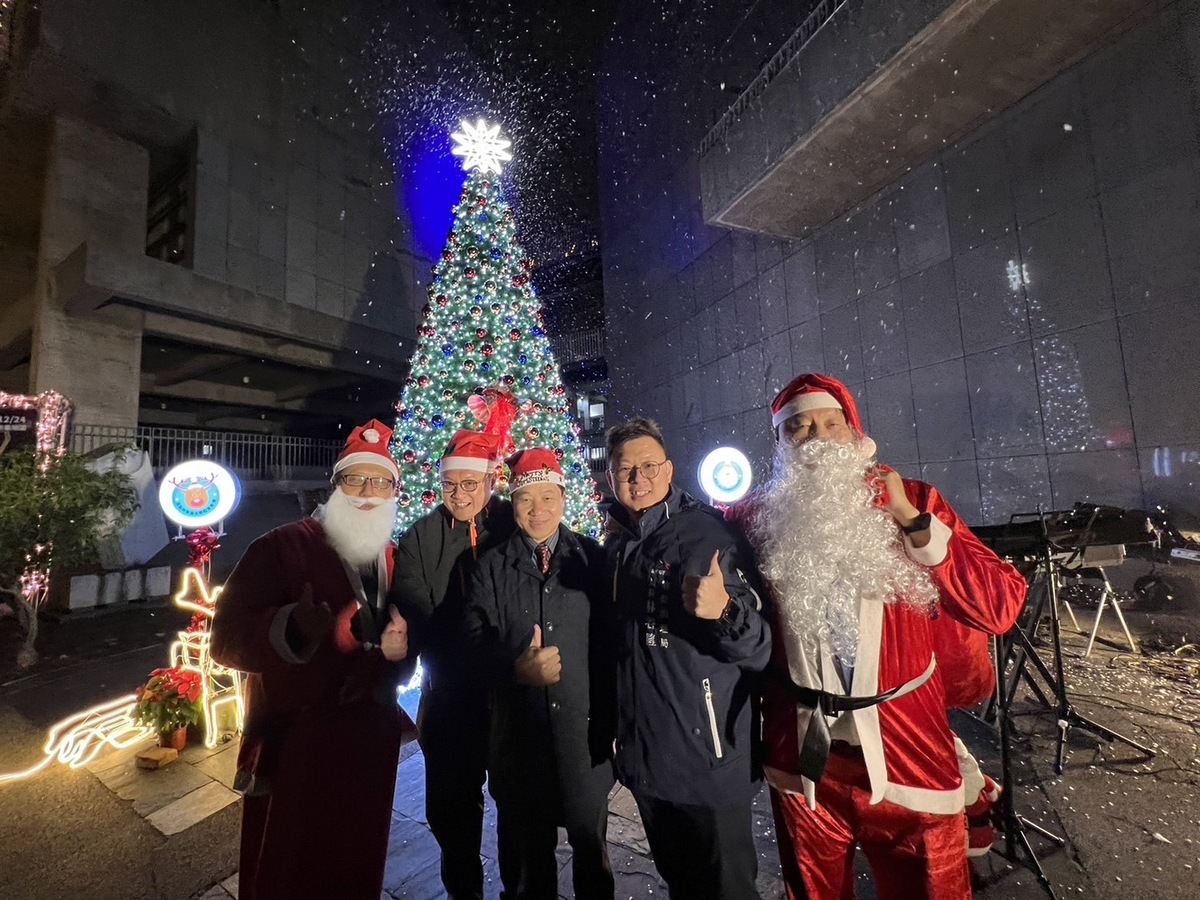 為打造全台大學最美的聖誕繽紛輕雪季，東海大學美國南加州校友會、東海公共事務暨校友服務處、東海學生會共同合作，建置一個高接近七米的聖誕樹。 東海大學/提供