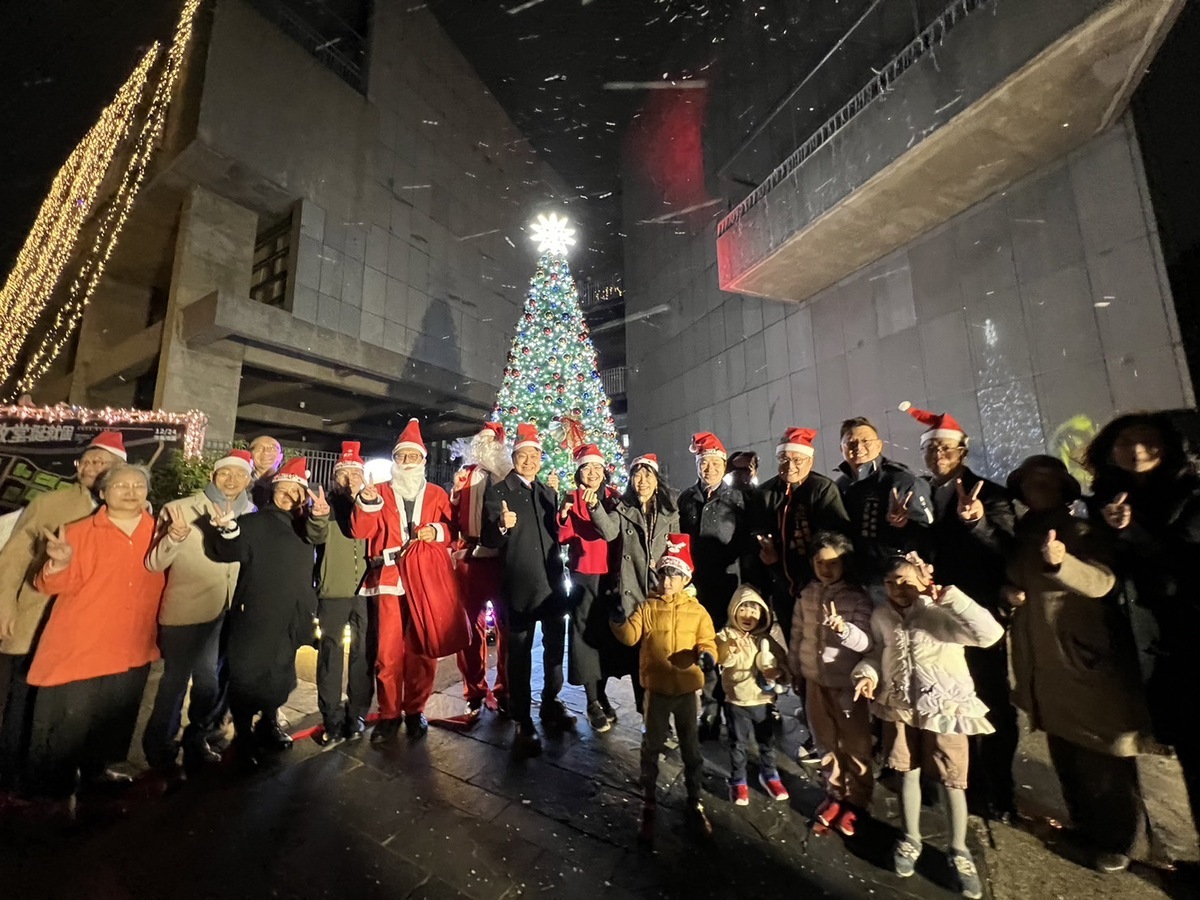 東海聖誕點燈飄下白雪後，象徵東海拉開盛大的聖誕序幕。 東海大學/提供