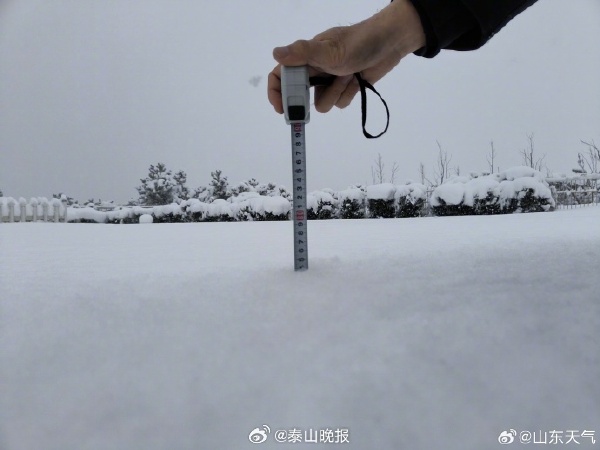 21 日中國山東省文登積雪深達到了 55 厘米，打破了 2005 年 12 月 13 日積雪 54 厘米的記錄。 圖：翻攝自微博「泰山晚報」