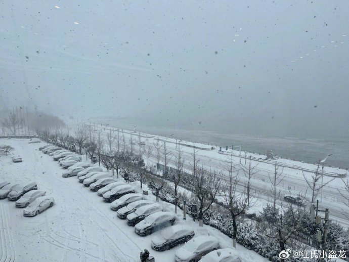中國山東省多地出現降雪，煙台積雪深度達到了  52 厘米，圖為煙台大學積雪。 圖：翻攝自微博「江氏小盜龍」