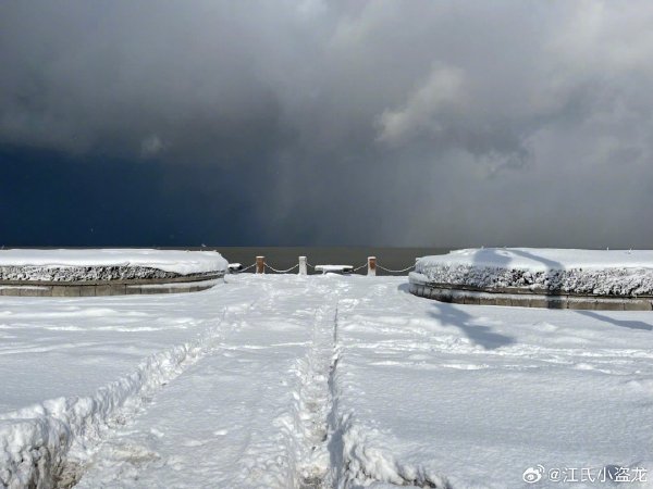 中國山東省多地出現降雪，煙台積雪深度達到了  52 厘米，圖為煙台大學積雪。 圖：翻攝自微博「江氏小盜龍」