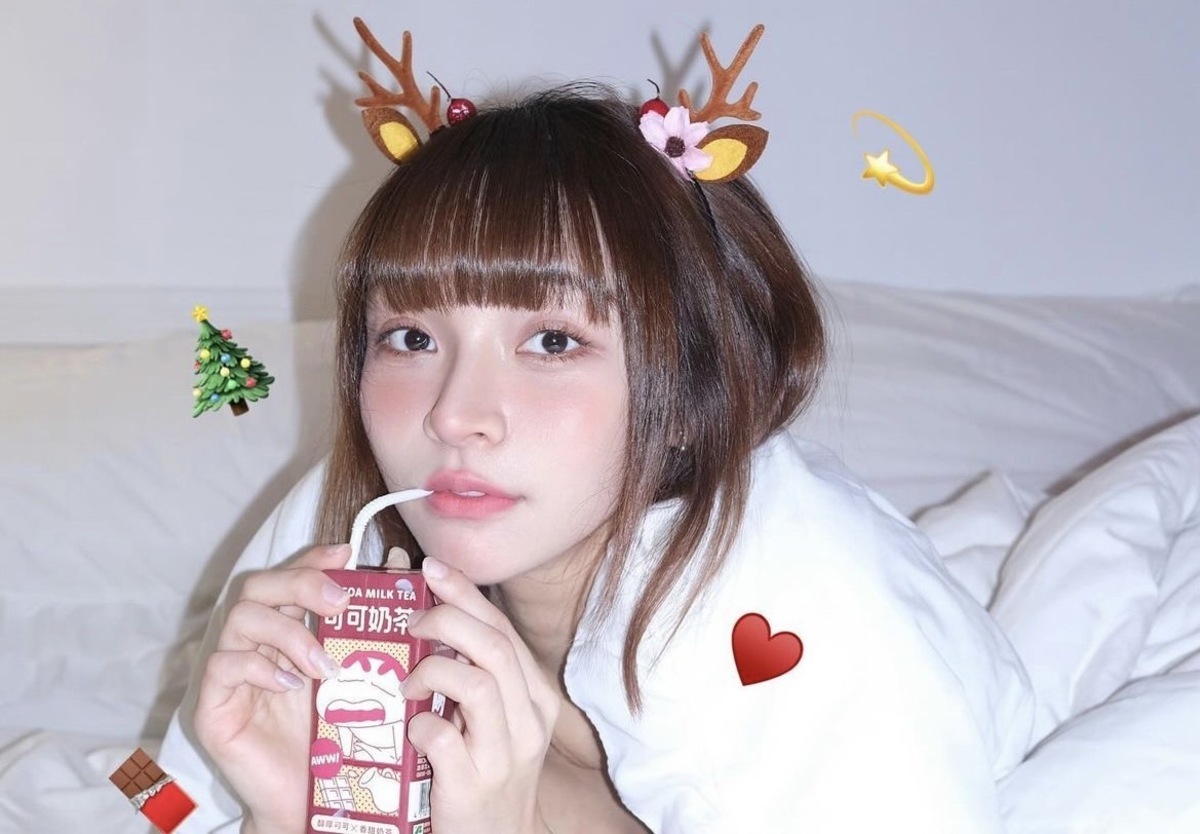林襄趁著接近聖誕節時戴上麋鹿髮夾，化身「純慾系麋鹿」。 圖：翻攝自林襄IG
