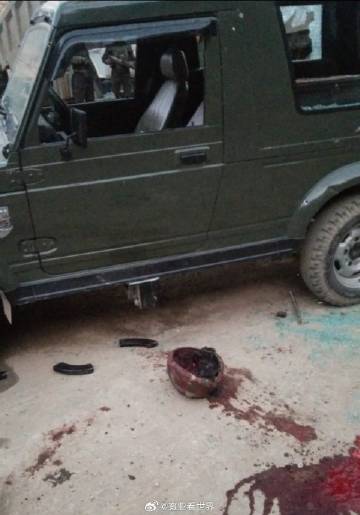 克什米爾 21 日爆發武裝衝突，印度軍裝甲車在該地區遭到武裝份子襲擊，造成 4 名士兵死亡。 圖：翻攝自微博「寰亞看世界」