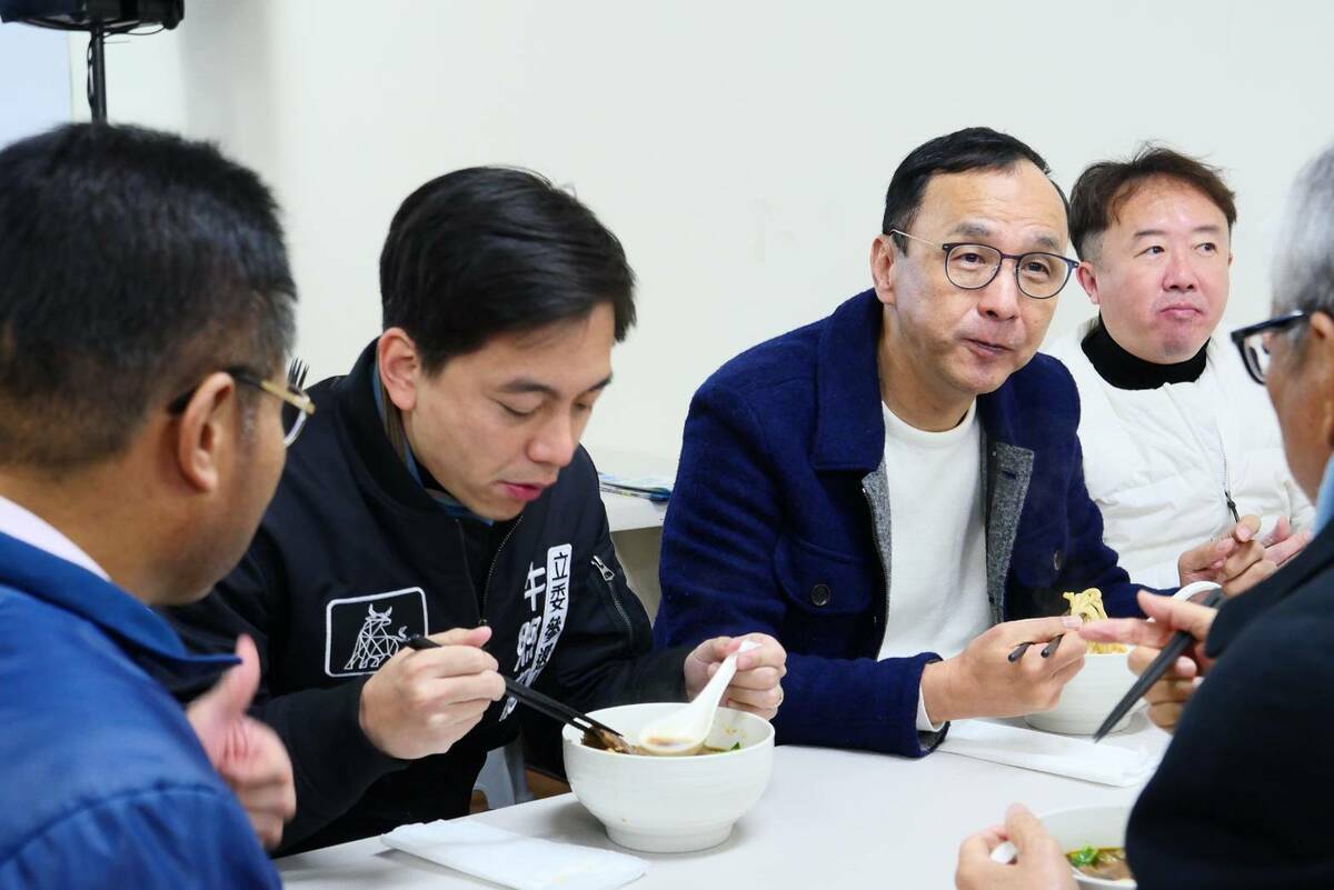 朱立倫親自到牛煦庭在蘆竹區開辦的「政見牛肉麵」，一邊吃麵，一邊和地方人士交換選情意見。 圖：國民黨/提供