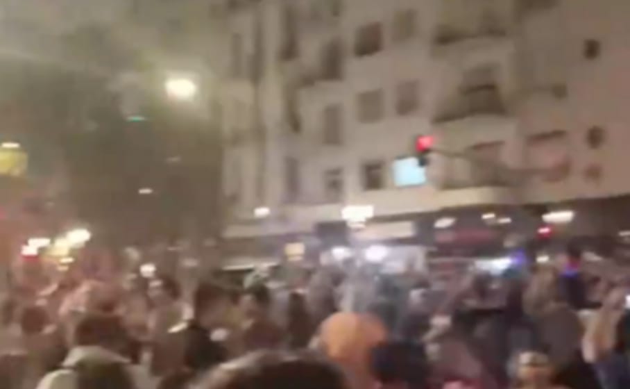 數千名抗議者舉行了米萊擔任總統以來阿根廷的第 1 次大規模抗議活動，對米萊呼籲「舉起電鋸」、實行經濟「休克療法」的不滿。 圖 : 影片截圖