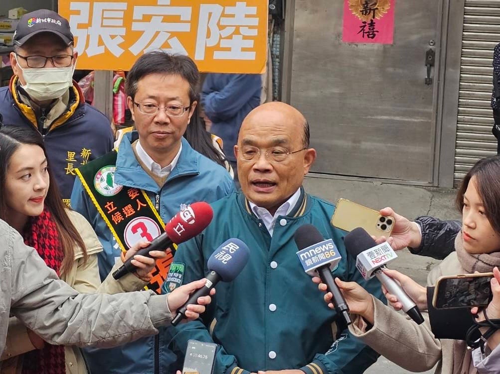 前行政院長蘇貞昌今日陪同子弟兵立委張宏陸徒步掃街。 圖：立法委員張宏陸辦公室/提供