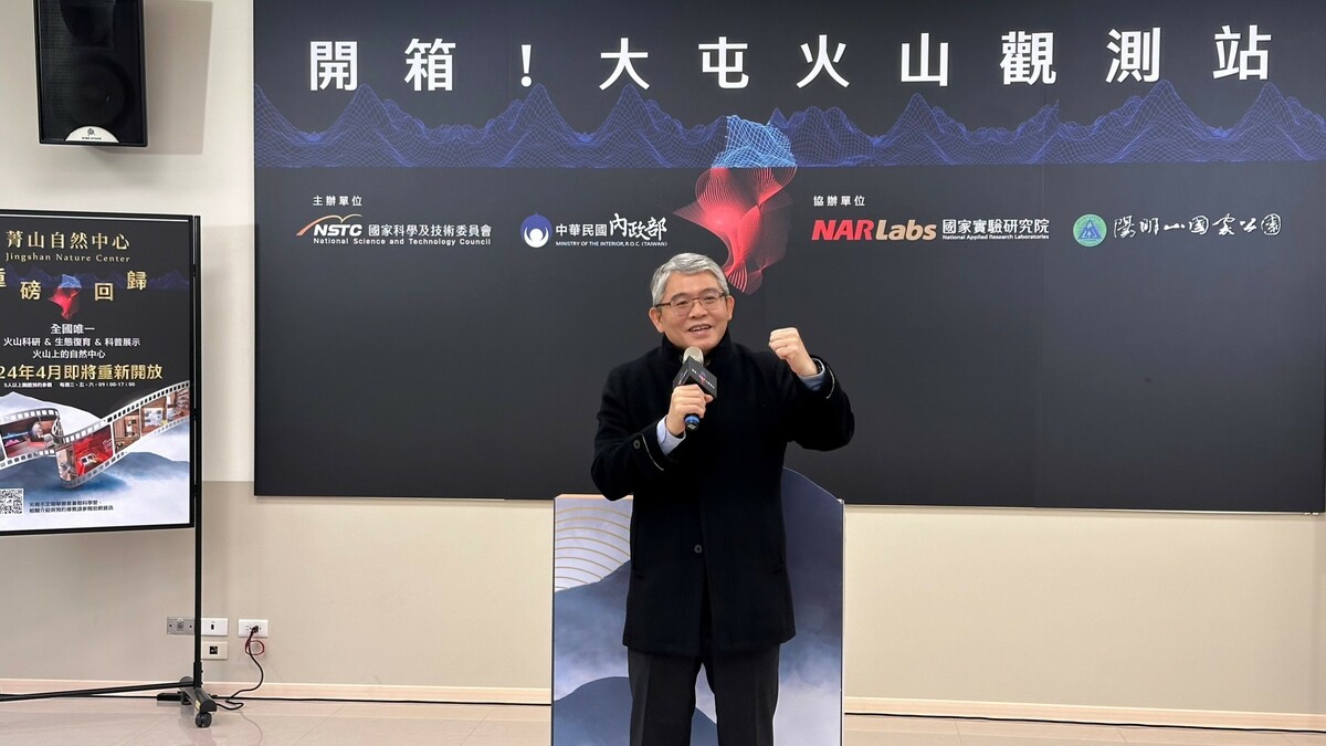 內政部次長花敬群今（22）日在內政部與國科會舉辦的「開箱—大屯火山觀測站」活動中致詞。 圖：內政部提供