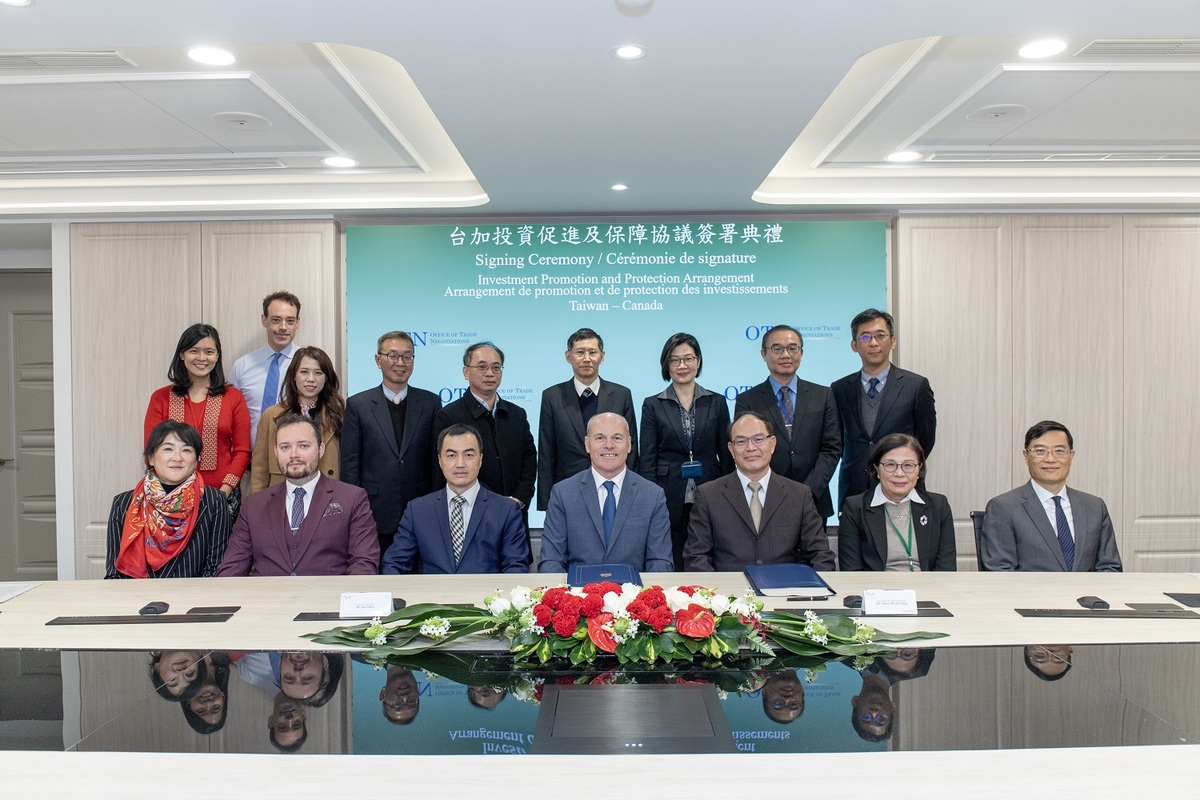 曾厚仁代表、倪傑民代表(Jim Nickel)與我方共同參與談判單位代表合影。 圖：行政院經貿辦公室提供