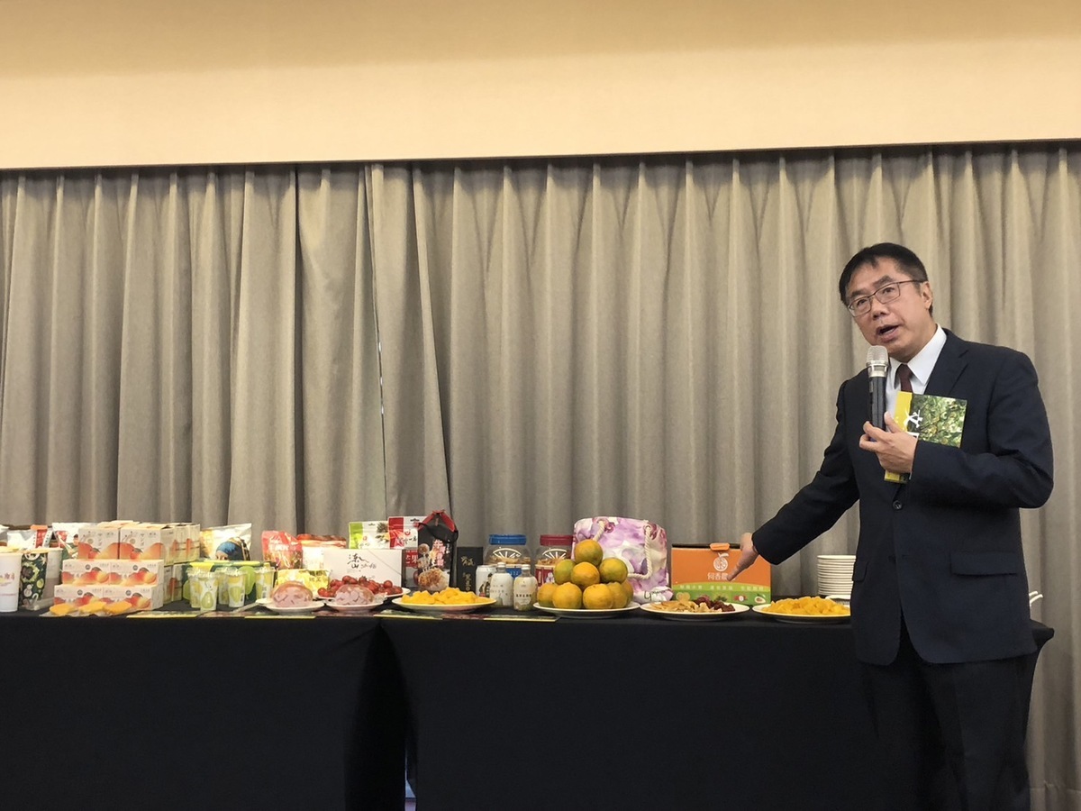 台南市長黃偉哲精心準備了輝人想吃的牛肉麵、波霸奶茶，另外還有芒果、椪柑、各式農特產品加上冬至應景湯圓，讓她品嘗。 圖：黃博郎／攝