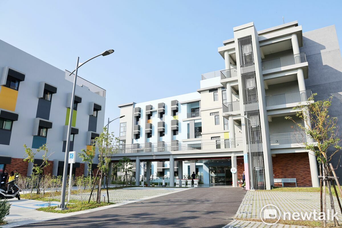 台南榮譽國民之家成立71年，為台南在地的榮民榮眷提供服務。103年因配合臺南市政府鐵路地下化及整體都市計畫，辦理台南榮家遷建計畫，由原位於東區文化中心崇明路舊址遷移至平實R7重劃區及永康區網寮北營區現址。 圖：台南市政府提供