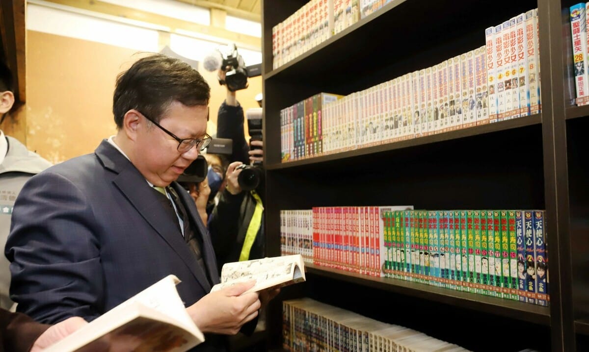 行政院副院長鄭文燦參觀「林森路33號租書店」，現場翻閱漫畫「好小子」。 圖：文化部提供