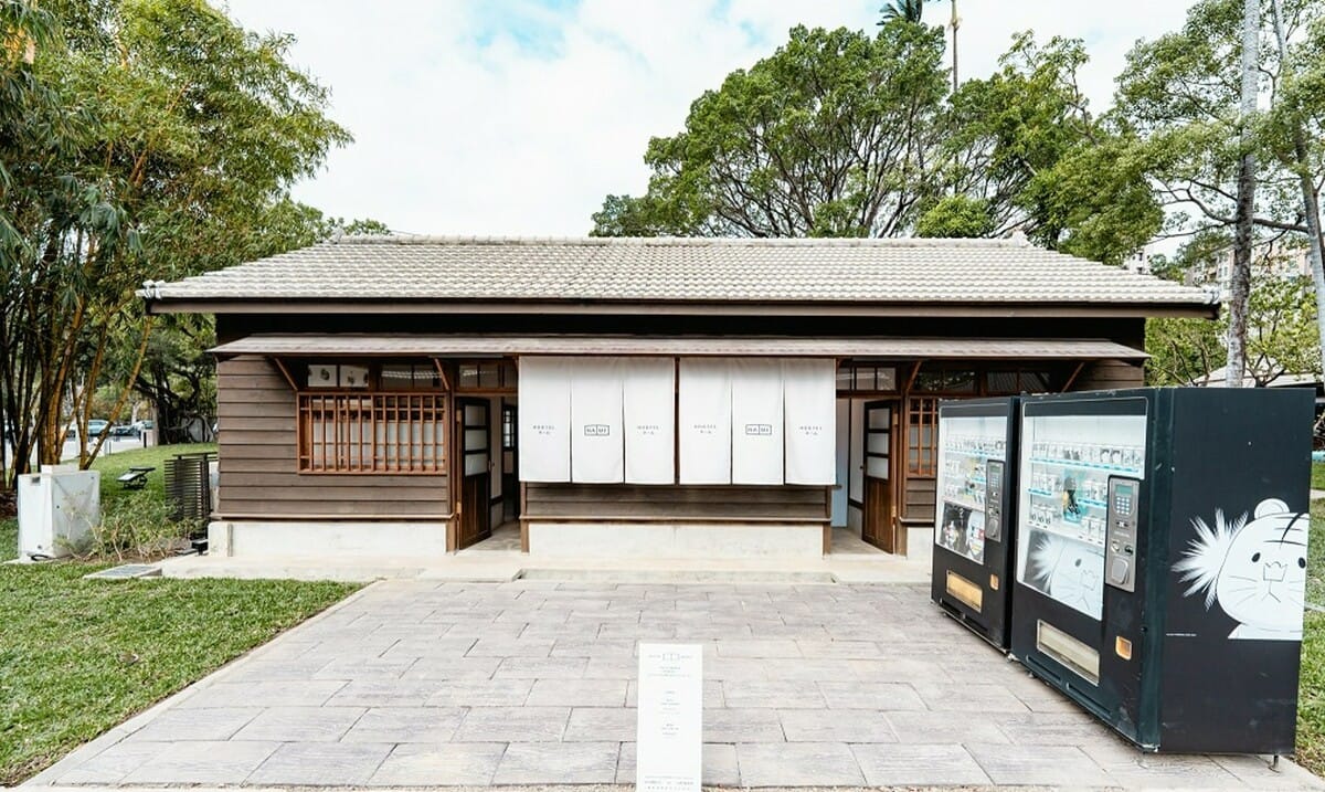 「漫畫雜貨屋」以日常生活裡的商店規畫打造，呈現阮光民《用九柑仔店》與謝東霖《神明便利商店》2位漫畫家大量使用臺灣元素的創作，以及作品授權影集、舞臺劇等各種跨域的可能。 圖：文化部提供