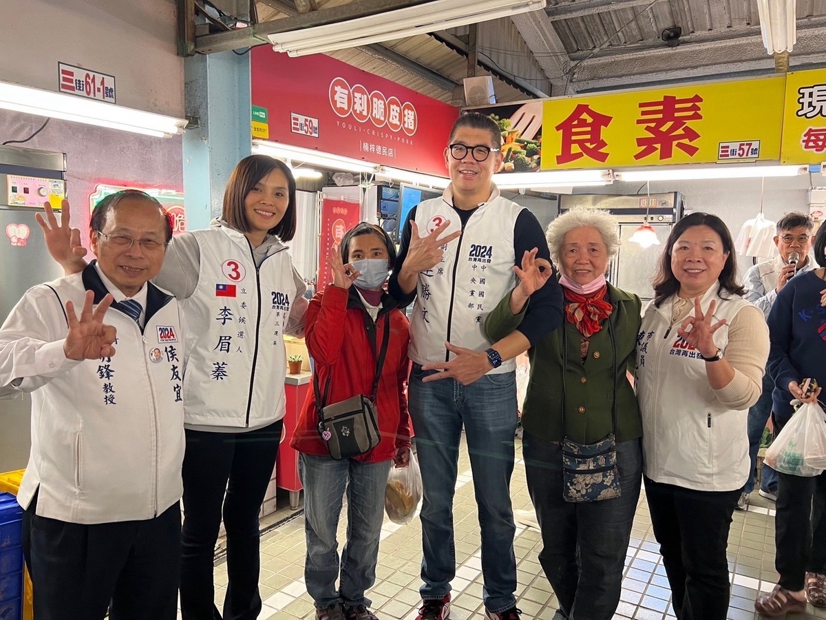 連勝文(右)陪李眉蓁(左)掃市場拉抬人氣。 圖：李眉蓁競總/提供