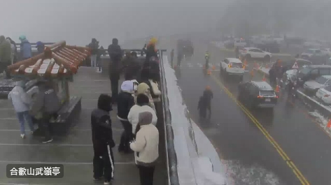 凍人美景!合歡山武嶺清晨降冰霰 上山限加掛雪鏈通行