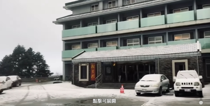 武嶺至松雪樓路面結冰，限加掛雪鍊通行。 圖/取自中橫路況交通資訊站