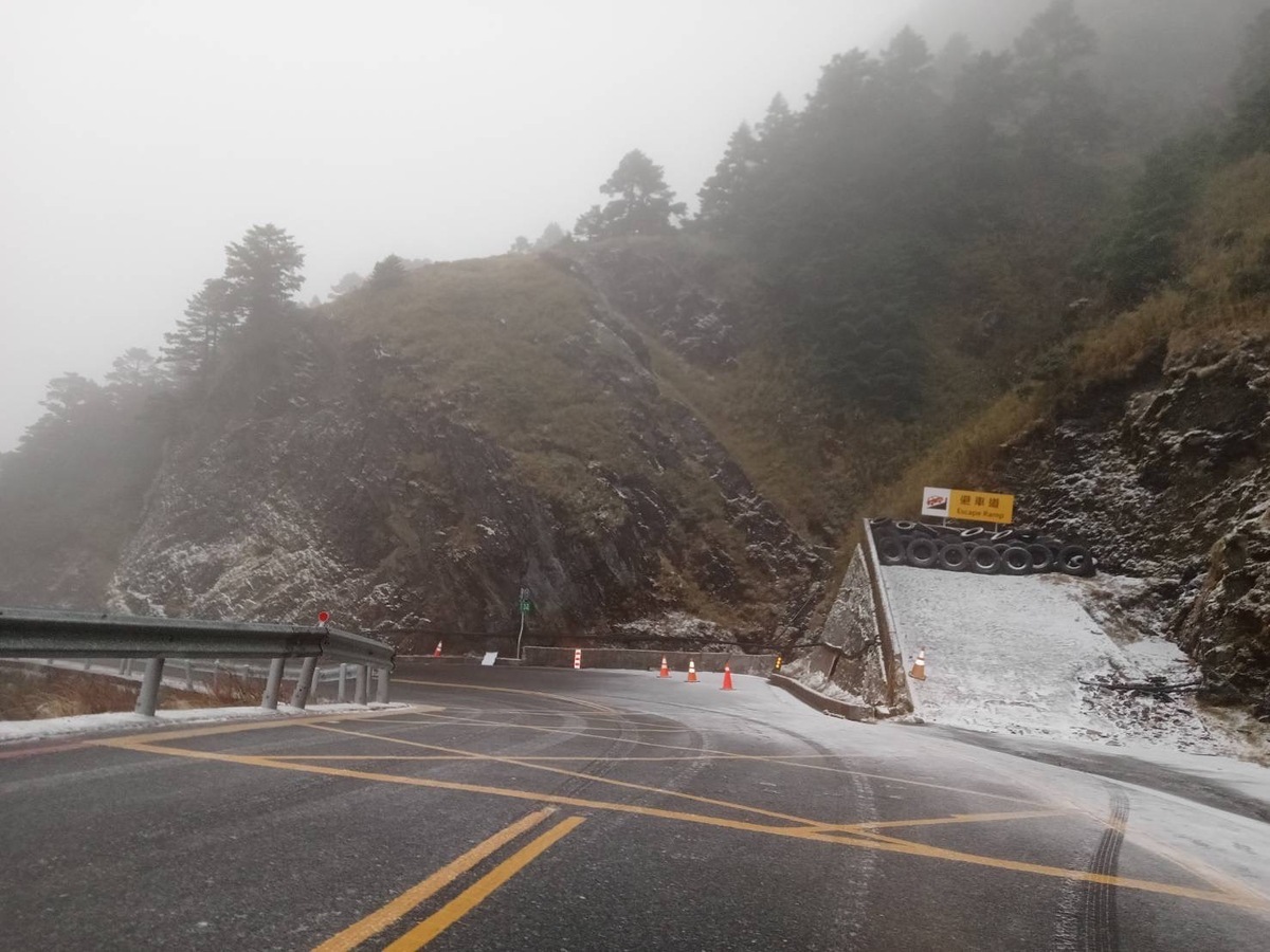 交通部公路局提醒，台14甲線合歡山路段，武嶺至松雪樓限加掛雪鏈通行。 圖：翻攝自公路局公路人臉書
