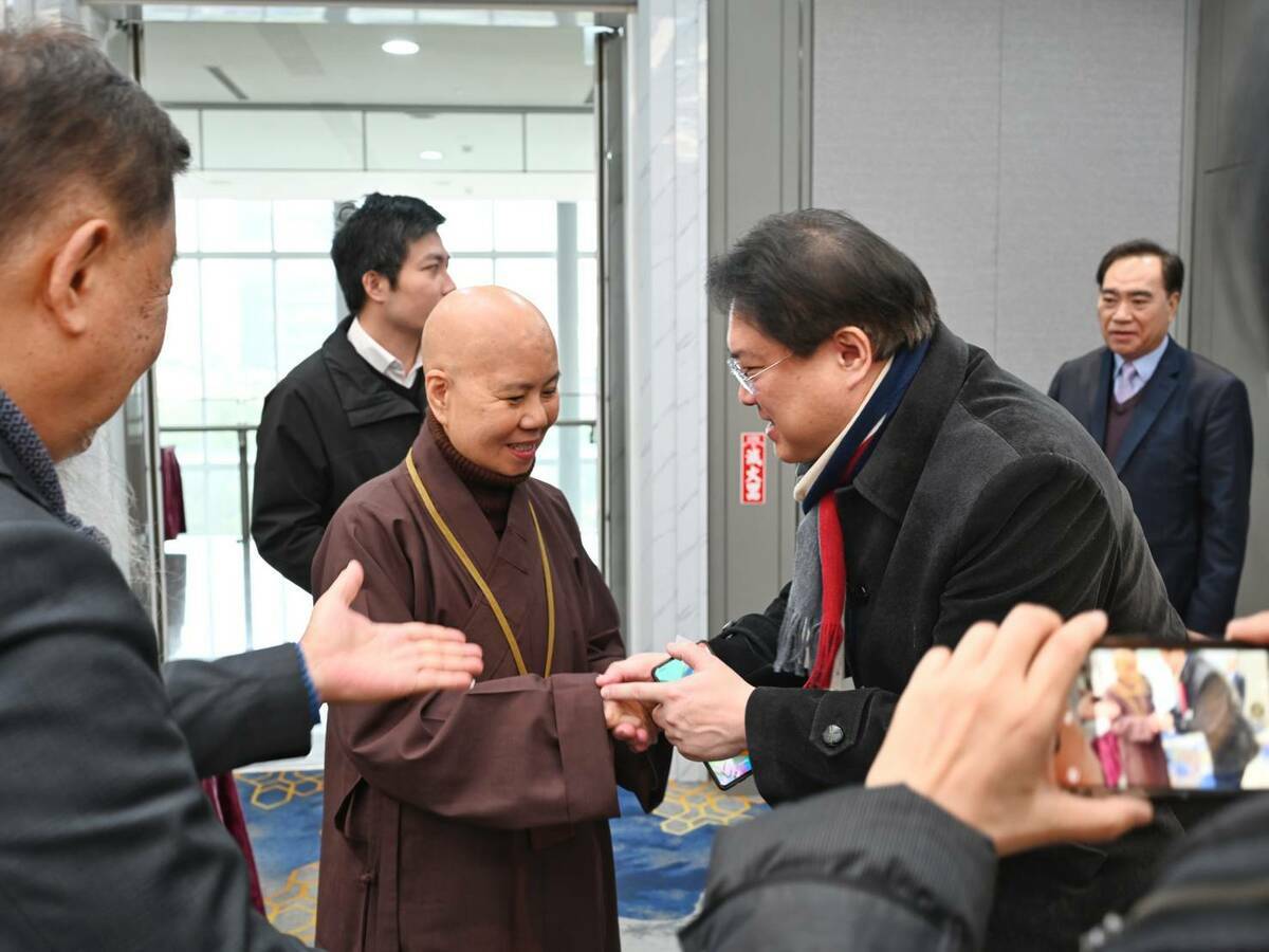林右昌部長與宗教事務諮詢委員親切互動。 圖：內政部提供