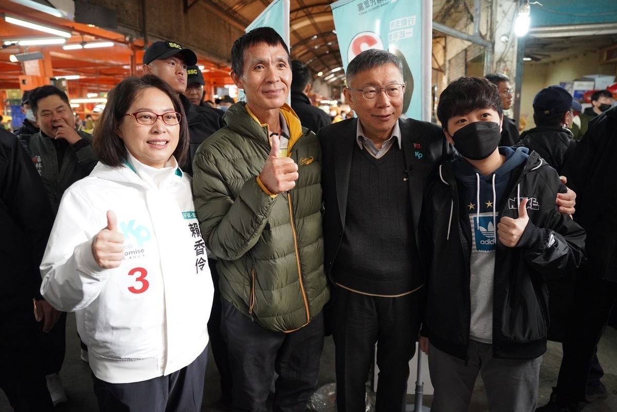 柯文哲陪同賴香伶到市場掃街拜票。 圖：民眾黨/提供