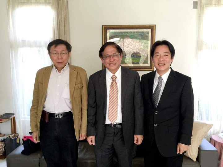 郭倍宏(中)2015年牽線柯文哲(左)與賴清德(右) 見面。 圖：翻攝郭倍宏臉書