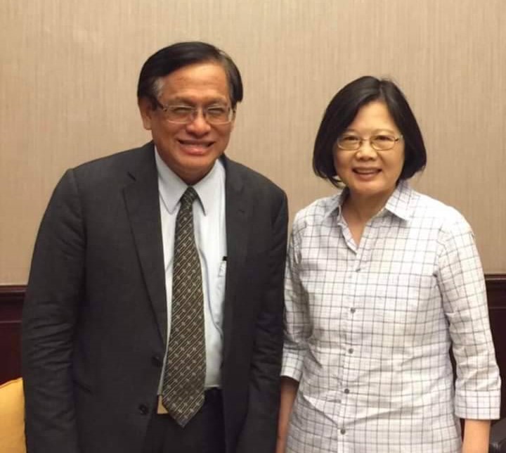 2018年蔡英文(右)邀郭倍宏(左)進官邸餐敘談公投。 圖：翻攝郭倍宏臉書