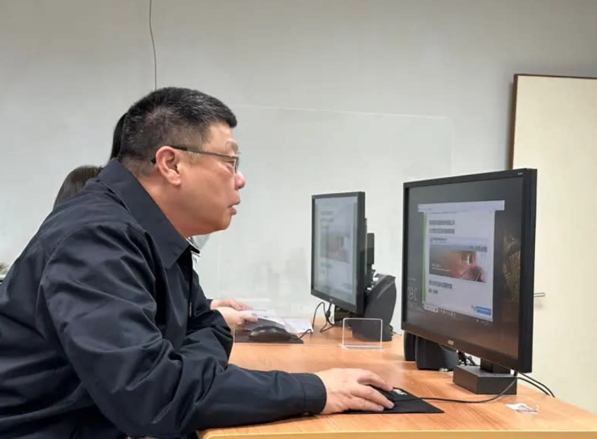 台鐵局長杜微表示，未來可全面線上簽核，減少紙本作業，目前也已親赴電腦教室了解並學習公司公文系統。 圖：台鐵局/提供