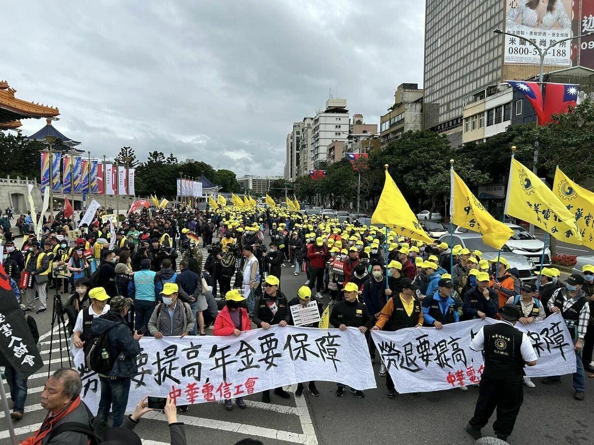2024 總統大選距離結束僅剩 22 天，選戰白熱化，勞工代表來自全台的聚集於台北，歡迎來自南部完成近 400 公里徒步的「工鬥行腳隊伍」。 圖 : 翻攝自2024工人鬥總統臉書