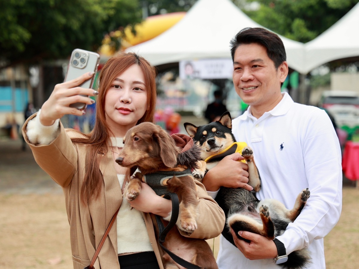李柏毅(右)抱著愛犬「豆腐」與民眾互動。 圖：李柏毅競總/提供