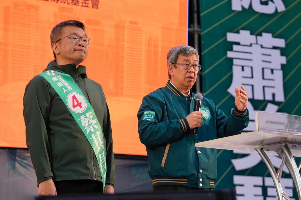陳建仁在寒風中為蔡其昌助講。 圖：蔡其昌競總/提供