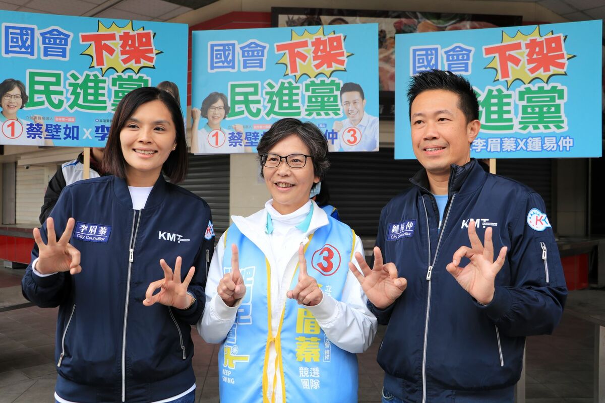 蔡壁如(中)南下為李眉蓁(左)、鍾易仲(右)掃街站台。 圖：李眉蓁競總/提供