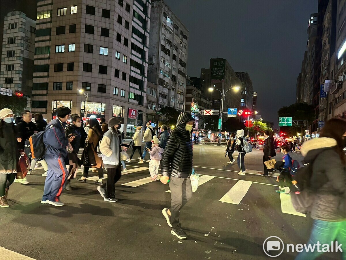 明(11）第一波鋒面將通過台灣，屆時各地的氣溫會逐漸下滑，晚上會感覺寒冷。 圖：林岑韋／攝（資料照）
