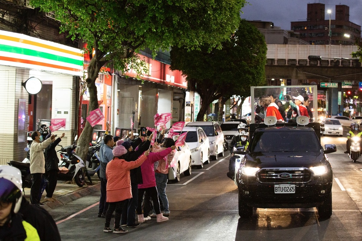 蕭美琴、李坤城戴上可愛的貓爪手套和民進黨議員一起車隊掃街，沿路受到鄉親熱情的歡迎。 圖：民進黨提供