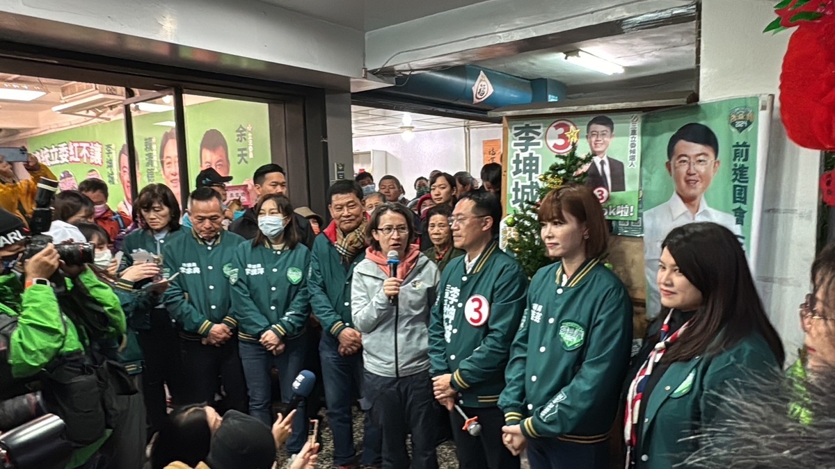 蕭美琴稱讚李坤城，除了在議會問政表現優秀突出外，很早就下定決心專心的來拚立委，讓鄉親對他充滿讚賞。 圖：民進黨提供