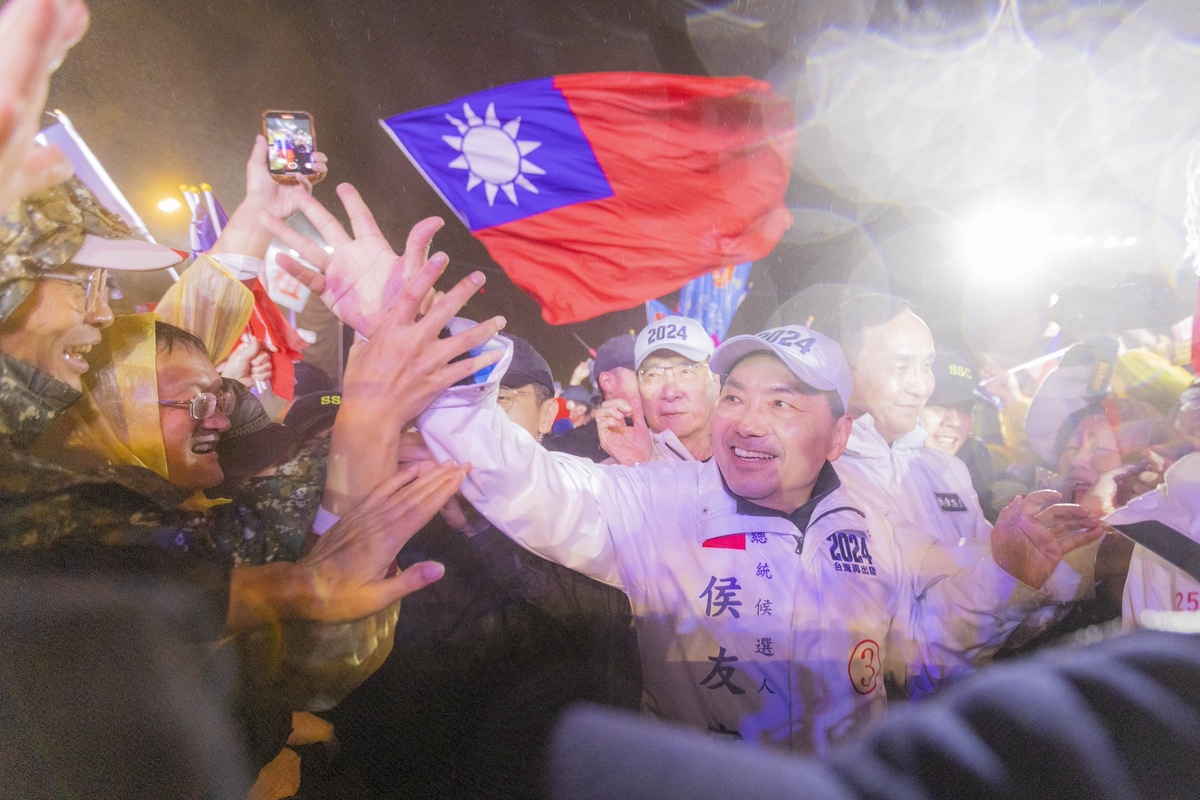 侯友宜出席凱道造勢活動，支持者熱情歡迎。 圖：侯友宜競辦/提供
