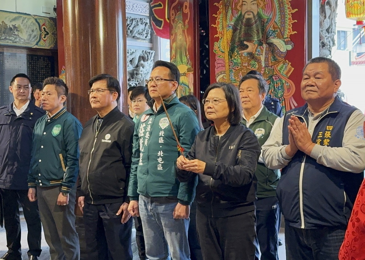 蔡英文到台中市北屯區三官堂參香。 莊競程競總/提供