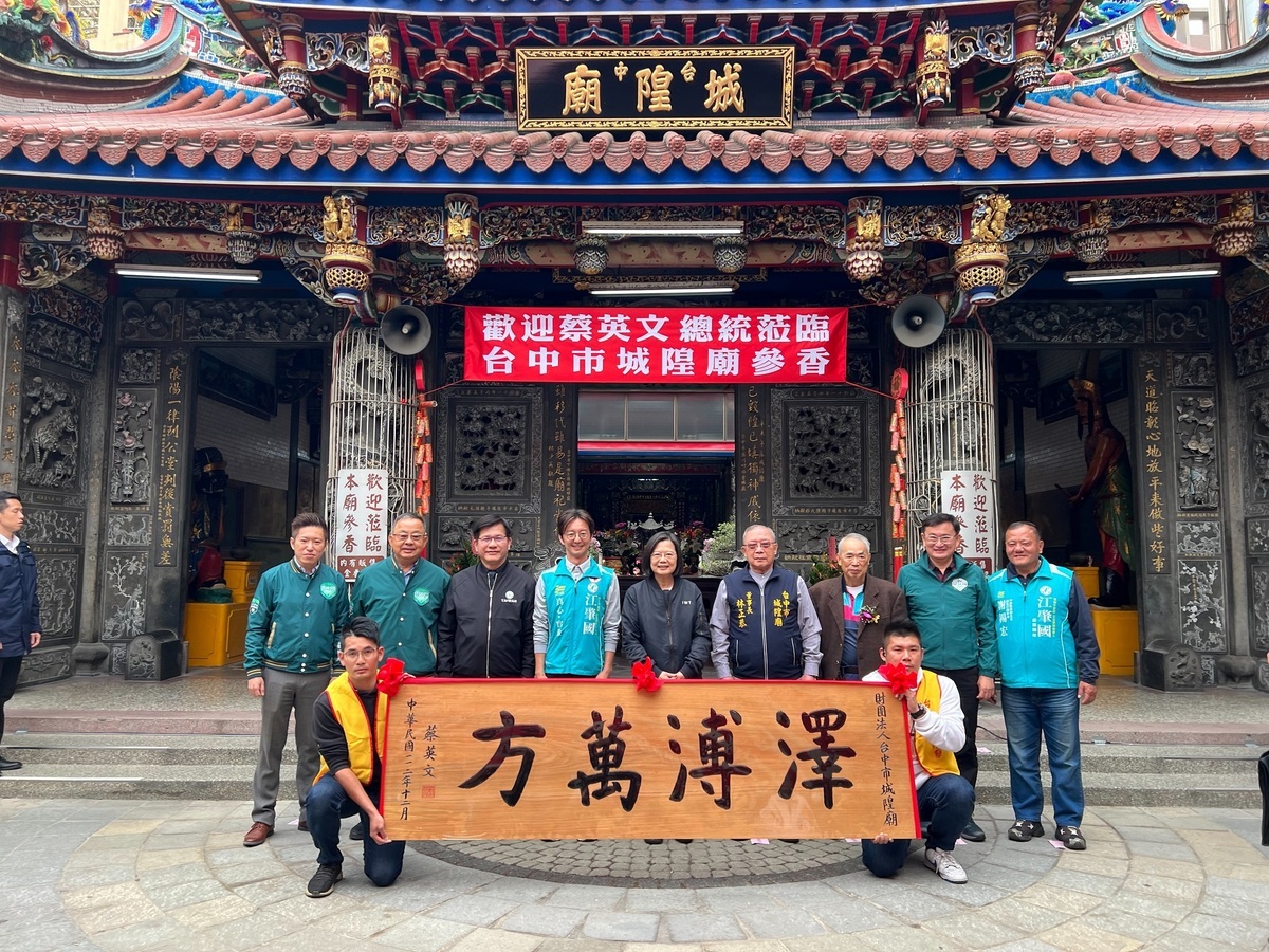 蔡英文到台中市南區城隍廟參香。 江肇國競總/提供