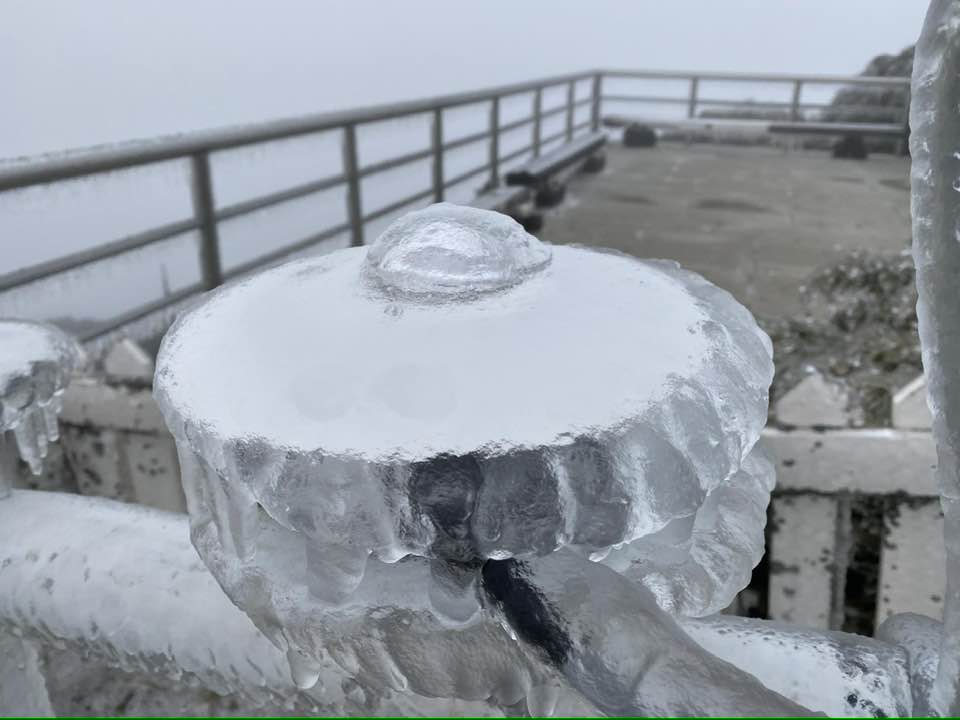今(24)日強烈大陸冷氣團再度南下，今天上午6時玉山風口零下2.8度。 圖：翻攝自鄭明典臉書
