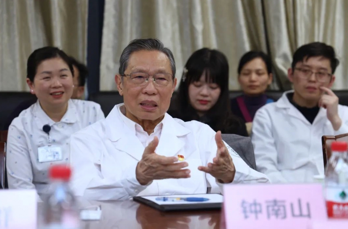 中國官方御用防疫專家鍾南山稱，呼吸道疾病高發原因是患者「長期戴口罩」，因而削弱自身免疫力。 圖：擷自中國「南方網」