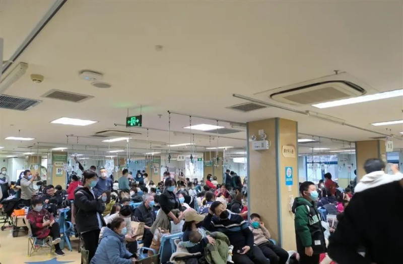 中國近期呼吸道疾病感染數激增，網上多則消息指醫院人滿為患，感染並以兒童首當其衝。 圖：擷自中國「極目新聞」